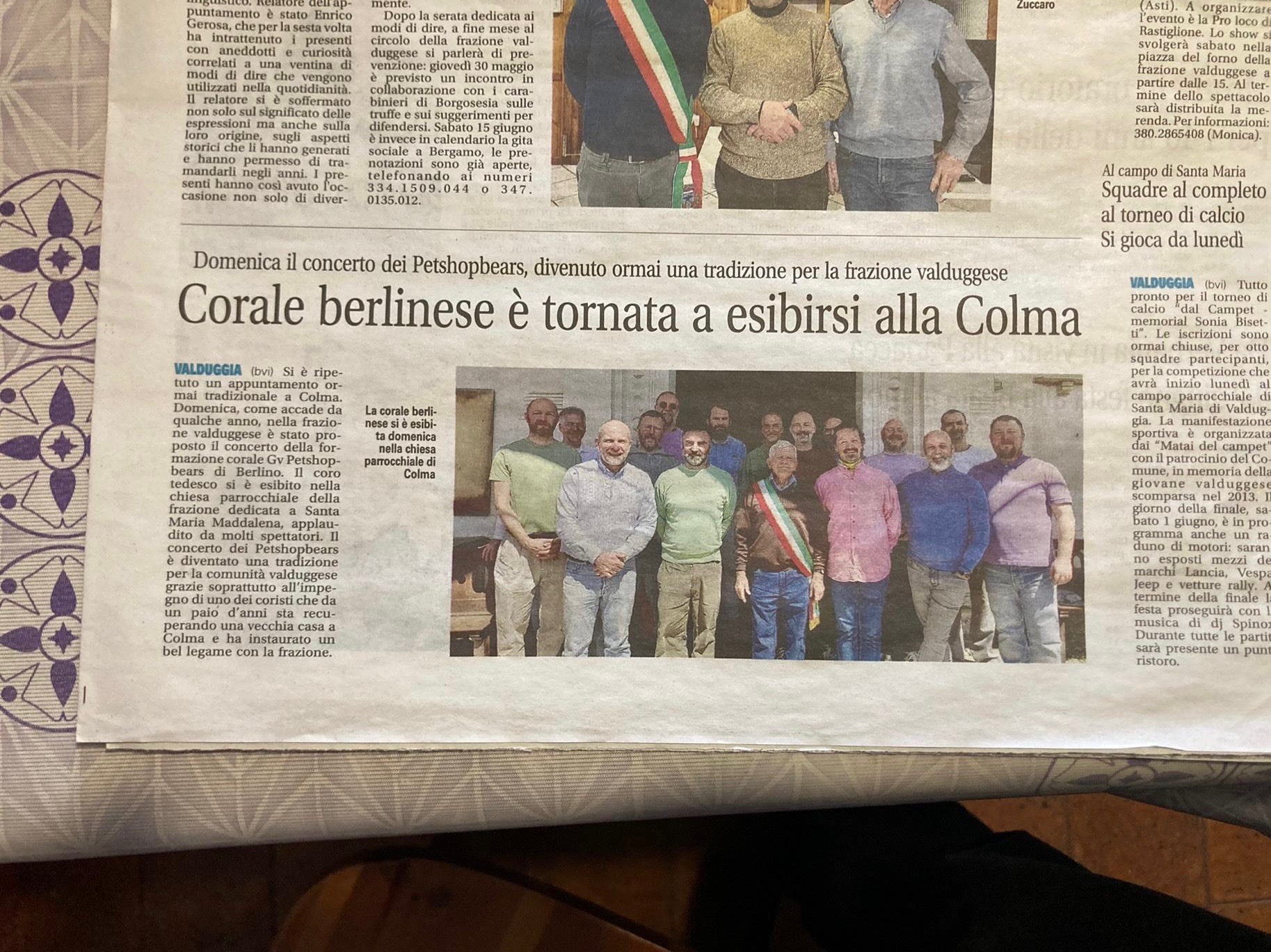 Foto eines Zeitungsausschnitts einer italienischen Zeitung über das Konzert der Pet Shop Bears